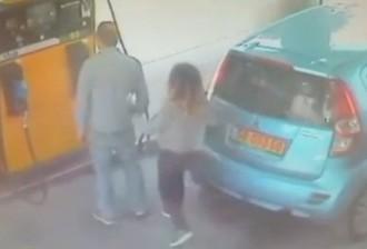 ΒΙΝΤΕΟ: ΕΒΑΛΕ ΦΩΤΙΑ ΣΕ ΒΕΝΖΙΝΑΔΙΚΟ ΕΠΕΙΔΗ ΔΕΝ ΤΗΣ ΕΔΩΣΑΝ ΤΣΙΓΑΡΟ