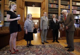 ΘΕΣΣΑΛΗ ΜΕ ΣΟΥΠΕΡ ΜΙΝΙ ΚΑΙ ΚΟΚΚΙΝΗ ΓΟΒΑ ΕΝΤΥΠΩΣΙΑΣΕ ΤΟΝ ΠΡΟΕΔΡΟ ΤΗΣ ΔΗΜΟΚΡΑΤΙΑΣ