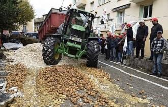 ΧΑΜΟΣ ΜΕ ΤΟΥΣ ΑΓΡΟΤΕΣ ΣΤΗ ΓΑΛΛΙΑ ΕΣΤΗΣΑΝ ΟΔΟΦΡΑΓΜΑΤΑ ΣΤΑ ΣΥΝΟΡΑ ΜΕ ΤΗ ΓΕΡΜΑΝΙΑ