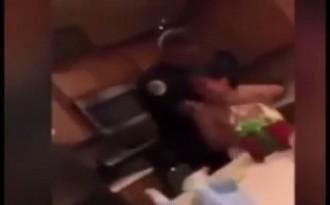 ΑΣΤΥΝΟΜΙΚΟΣ ΤΗΝ ΣΥΝΕΛΑΒΕ ΓΥΜΝΗ ΑΦΟΥ ΜΠΗΚΕ ΠΑΡΑΝΟΜΑ ΣΤΟ ΣΠΙΤΙ ΤΗΣ (BINTEO)