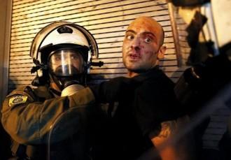 REUTERS: “ΔΙΑΔΗΛΩΤΗΣ ΑΙΜΟΡΡΑΓΕΙ ΤΗΝ ΩΡΑ ΠΟΥ ΣΥΛΛΑΜΒΑΝΕΤΑΙ ΑΠΟ ΤΟΥΣ ΑΣΤΥΝΟΜΙΚΟΥΣ”… (ΒΙΝΤΕΟ)