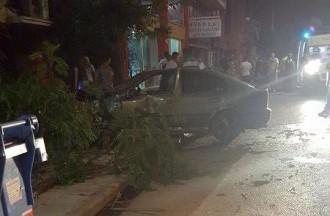 ΤΡΕΛΟ ΙΧ ΠΑΡΕΣΥΡΕ ΤΑ ΠΑΝΤΑ ΣΤΗ ΛΑΡΙΣΑ ΚΑΙ ΚΑΤΕΛΗΞΕ ΣΕ ΒΙΤΡΙΝΑ ΚΑΤΑΣΤΗΜΑΤΟΣ
