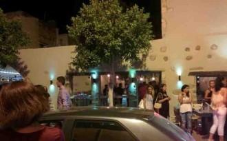 ΜΠΗΚΕ ΣΕ ΚΑΦΕΤΕΡΙΑ ΚΑΙ ΤΟΝ ΠΥΡΟΒΟΛΗΣΕ ΕΞ’ ΕΠΑΦΗΣ ΜΠΡΟΣΤΑ ΣΕ ΔΕΚΑΔΕΣ ΠΕΛΑΤΕΣ