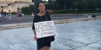 ΣΥΓΚΛΟΝΙΖΕΙ ΓΥΝΑΙΚΑ ΜΠΡΟΣΤΑ ΣΤΗ ΒΟΥΛΗ!