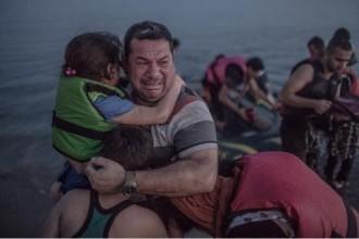 ΚΑΘΕ ΦΟΡΑ ΠΟΥ ΣΚΕΦΤΕΣΤΕ ΤΟΥΣ ΠΡΟΣΦΥΓΕΣ ΠΟΥ ΦΤΑΝΟΥΝ ΣΤΗΝ ΕΛΛΑΔΑ, ΝΑ ΣΚΕΦΤΕΣΤΕ ΑΥΤΗ ΤΗ ΦΩΤΟΓΡΑΦΙΑ