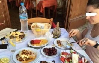 ΚΛΟΠΗ: ΑΜΕΤΑΝΟΗΤΟΣ ΤΑΒΕΡΝΙΑΡΗΣ ΧΡΕΩΣΕ 300 €  ΕΝΑ ΓΕΥΜΑ ΣΕ ΤΟΥΡΙΣΤΕΣ (ΒΙΝΤΕΟ)