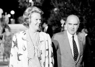 Η ΜΑΡΓΑΡΙΤΑ ΑΠΟΚΑΛΥΠΤΕΙ ΑΓΝΩΣΤΕΣ ΠΤΥΧΕΣ ΤΟΥ ΑΝΔΡΕΑ ΚΑΙ ΤΗΣ ΚΟΙΝΗΣ ΤΟΥΣ ΖΩΗΣ