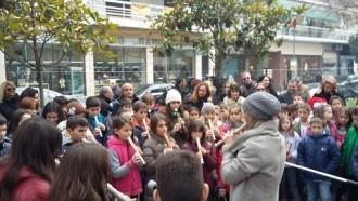 ΤΑ ΠΑΙΔΙΑ ΣΤΙΣ ΓΕΙΤΟΝΙΕΣ ΤΡΑΓΟΥΔΟΥΝ ΓΙΑ ΤΙΣ ΓΙΟΡΤΕΣ