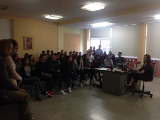 ΛΥΚΕΙΟ ΕΛΑΣΣΟΝΑΣ: Η ΧΡΙΣΤΙΝΑ ΕΝΗΜΕΡΩΣΕ ΤΟΥΣ ΣΥΜΜΑΘΗΤΕΣ ΤΗΣ ΓΙΑ ΘΕΜΑΤΑ ΑΝΑΠΗΡΙΑΣ