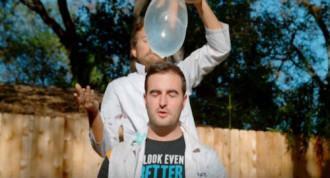 ΔΕΙΤΕ ΤΟ CONDOM CHALLENGE ΠΟΥ ΤΡΕΛΑΙΝΕΙ ΤΟ YOUTUBE ΣΕ ΑΡΓΗ ΚΙΝΗΣΗ!