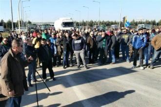 ΤΡΑΚΤΕΡ ΚΑΙ ΠΟΡΕΙΑ ΑΓΡΟΤΩΝ ΣΤΟΝ ΚΟΜΒΟ ΠΛΑΤΥΚΑΜΠΟΥ