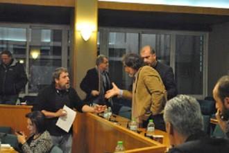 Ή ΜΕ ΤΟΥΣ ΕΡΓΟΛΑΒΟΥΣ Ή ΜΕ ΤΟΥΣ ΑΓΩΝΙΖΟΜΕΝΟΥΣ