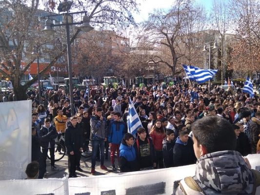 ΑΓΡΟΤΕΣ ΚΑΙ ΜΑΘΗΤΕΣ ΔΙΑΔΗΛΩΣΑΝ ΣΤΗ ΛΑΡΙΣΑ ΚΑΤΑ ΤΗΣ ΣΥΜΦΩΝΙΑΣ ΤΩΝ ΠΡΕΣΠΩΝ