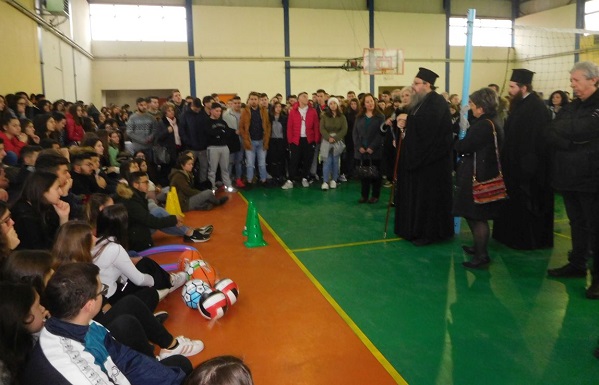 ΜΠΑΛΕΣ ΚΑΙ ΒΙΒΛΙΑ ΔΩΡΙΣΕ ΣΤΟΥΝ ΜΑΘΗΤΕΣ ΤΟΥ ΔΗΜΟΥ ΤΥΡΝΑΒΟΥ Ο ΜΗΤΡΟΠΟΛΙΤΗΣ