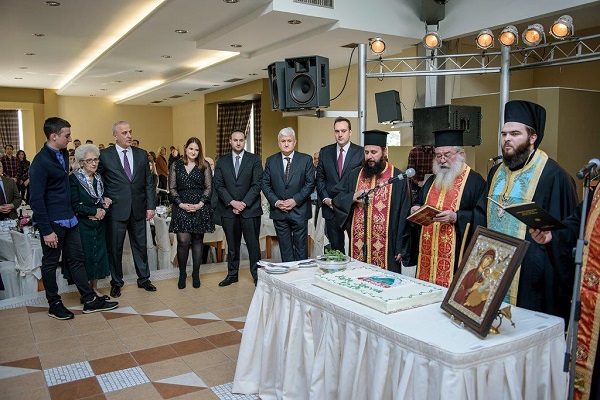 Η ΤΥΡΑΣ ΕΚΟΨΕ ΤΗΝ ΠΡΩΤΟΧΡΟΝΙΑΤΙΚΗ ΠΙΤΑ ΤΩΝ ΕΡΓΑΖΟΜΕΝΩΝ ΤΗΣ ΚΑΙ ΒΡΑΒΕΥΣΕ ΑΡΙΣΤΟΥΧΟΥΣ ΜΑΘΗΤΕΣ