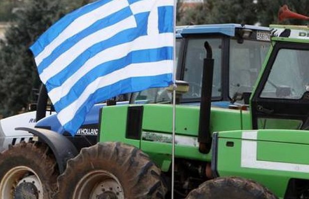 ΒΓΑΖΟΥΝ ΤΡΑΚΤΕΡ ΣΤΗ ΛΑΡΙΣΑ ΓΙΑ ΤΗ ΜΑΚΕΔΟΝΙΑ