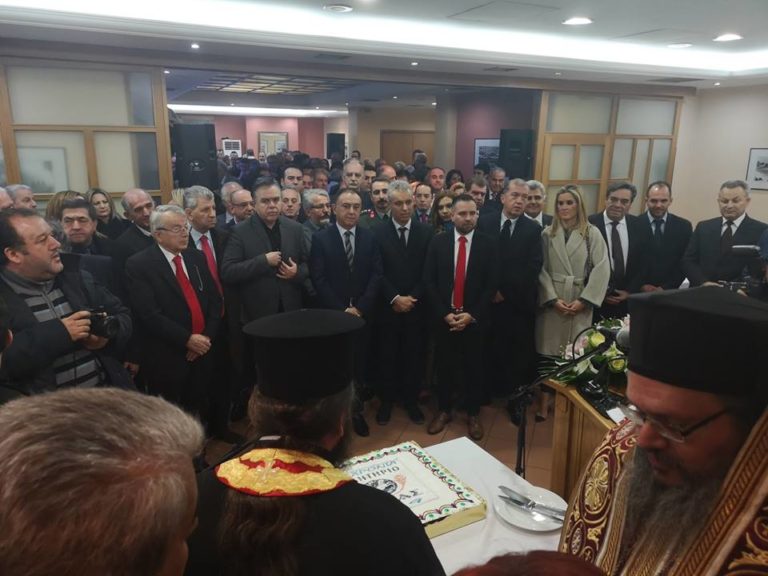 ΠΟΛΙΤΙΚΕΣ ΚΟΝΤΡΕΣ ΜΕ ΑΦΟΡΜΗ ΤΗ ΣΥΜΦΩΝΙΑ ΤΩΝ ΠΡΕΣΠΩΝ ΣΤΗΝ ΚΟΠΗ ΠΙΤΑΣ ΤΟΥ ΕΠΙΜΕΛΗΤΗΡΙΟΥ ΛΑΡΙΣΑΣ