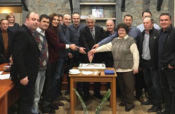 ΕΚΟΨΕ ΠΙΤΑ ΤΟ Δ.Σ. ΤΟΥ ΔΗΜΟΥ ΤΕΜΠΩΝ