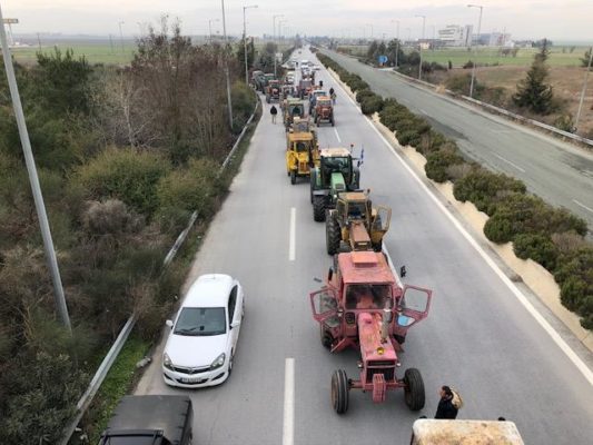 ΕΦΤΑΣΑΝ ΤΑ ΠΡΩΤΑ ΤΡΑΚΤΕΡ ΣΤΟΝ ΚΟΜΒΟ ΤΗΣ ΝΙΚΑΙΑΣ