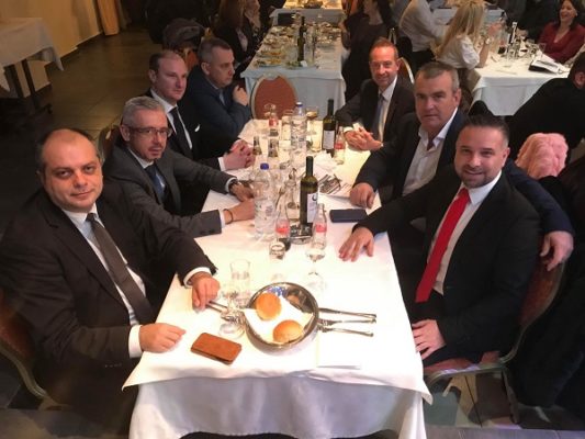 ΤΡΑΝΤΑΧΤΗ ΚΑΙ ΟΜΟΨΥΧΗ Η ΠΑΡΟΥΣΙΑ ΤΩΝ ΣΑΜΑΡΙΝΑΙΩΝ ΣΤΟΥΣ ΑΓΩΝΕΣ ΤΟΥ ΈΘΝΟΥΣ