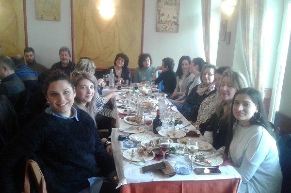 ΕΚΟΨΑΝ ΠΙΤΑ ΟΙ ΛΟΓΙΣΤΕΣ ΤΟΥ ΔΗΜΟΥ ΤΥΡΝΑΒΟΥ (ΦΩΤΟ)