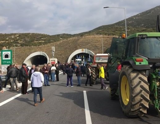 ΕΦΤΑΣΑΝ ΣΤΑ ΤΕΜΠΗ ΟΙ ΑΓΡΟΤΕΣ (ΦΩΤΟ)