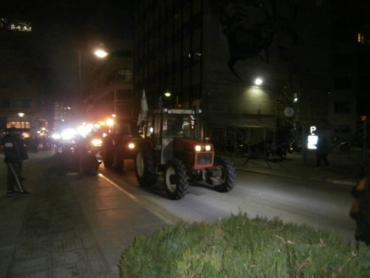 ΜΕ ΤΡΑΚΤΕΡ ΣΤΟ ΚΕΝΤΡΟ ΤΗΣ ΛΑΡΙΣΑΣ ΟΙ ΑΓΡΟΤΕΣ ΤΟΥ ΜΠΛΟΚΟΥ ΤΗΣ ΝΙΚΑΙΑΣ