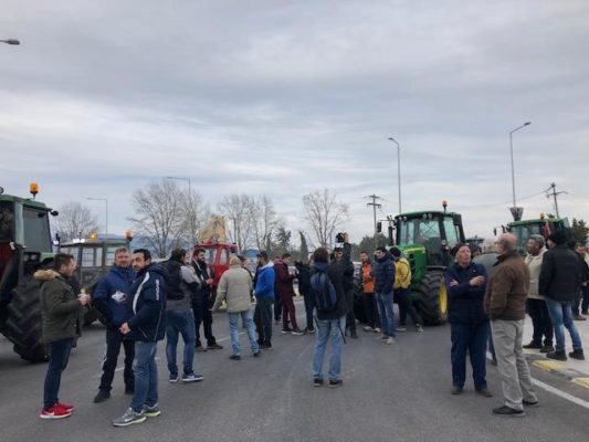 ΒΛΕΠΟΥΝ ΘΑΝΟΥ ΓΙΑ ΤΙΣ ΤΙΜΕΣ ΤΩΝ ΠΡΟΪΟΝΤΩΝ ΤΟΥΣ ΟΙ ΑΓΡΟΤΕΣ