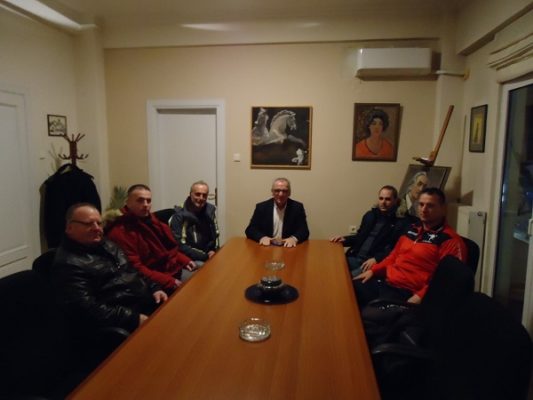ΕΥΧΑΡΙΣΤΗΣΑΝ ΤΟ ΔΗΜΑΡΧΟ ΓΙΑ ΤΗ ΔΩΡΕΑ ΑΘΛΗΤΙΚΟΥ ΥΛΙΚΟΥ