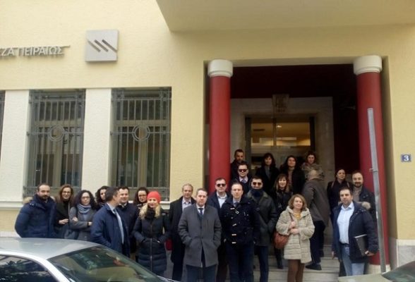 ΚΙΝΗΤΟΠΟΙΗΣΗ ΕΡΓΑΖΟΜΕΝΩΝ ΤΗΣ ΤΡΑΠΕΖΑΣ ΠΕΙΡΑΙΩΣ ΣΤΗ ΛΑΡΙΣΑ (ΦΩΤΟ)