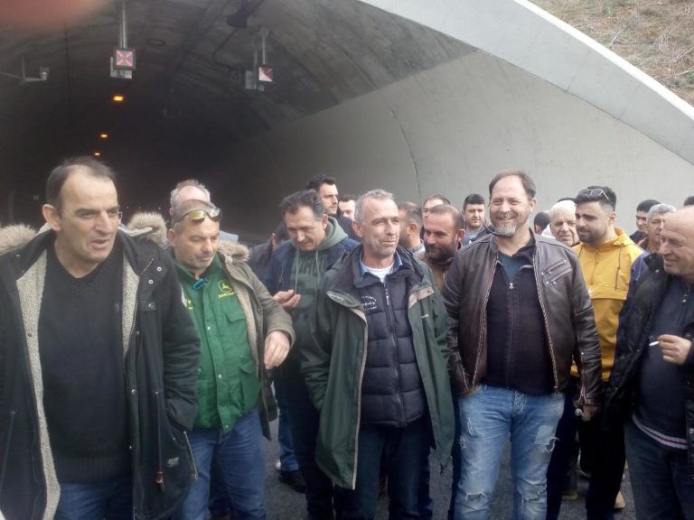 ΔΙΩΡΟ “ΜΠΛΑΚ ΑΟΥΤ” ΣΤΑ ΤΕΜΠΗ ΜΕ ΚΛΕΙΣΤΑ ΚΑΙ ΤΑ 2 ΡΕΥΜΑΤΑ ΣΤΙΣ ΣΗΡΑΓΓΕΣ