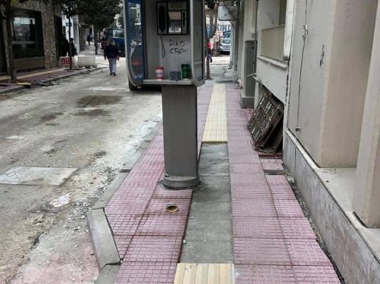 ΛΑΡΙΣΑ: ΟΔΗΓΟΣ ΤΥΦΛΩΝ ΚΑΤΑΛΗΓΕΙ ΣΕ… ΚΑΡΤΟΤΗΛΕΦΩΝΟ ΣΤΗΝ ΟΔΟ ΜΑΝΔΗΛΑΡΑ!!!!