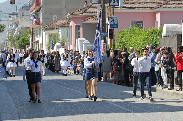 ΦΩΤΟΓΡΑΦΙΚΑ ΣΤΙΓΜΙΟΤΥΠΑ ΑΠΟ ΤΗΝ ΠΑΡΕΛΑΣΗ ΣΤΟΝ ΤΥΡΝΑΒΟ