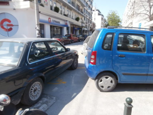 ΑΠΑΡΑΔΕΚΤΟΣ ΜΠΛΟΚΑΡΕ ΘΕΣΕΙΣ ΑμεΑ ΣΤΗ ΛΑΡΙΣΑ (ΦΩΤΟ)