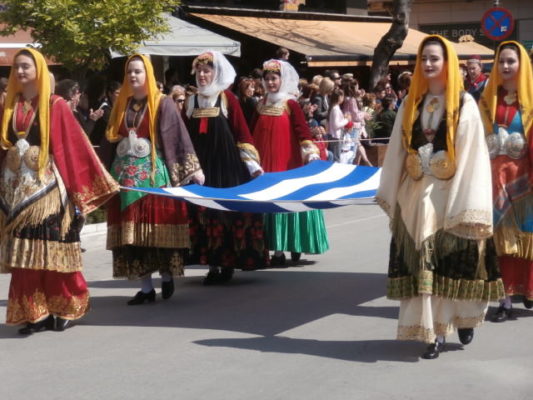 ΠΛΗΘΟΣ ΚΟΣΜΟΥ ΓΙΑ ΤΗΝ ΠΑΡΕΛΑΣΗ ΤΗΣ 25ης ΜΑΡΤΙΟΥ ΣΤΗ ΛΑΡΙΣΑ (ΦΩΤΟ)