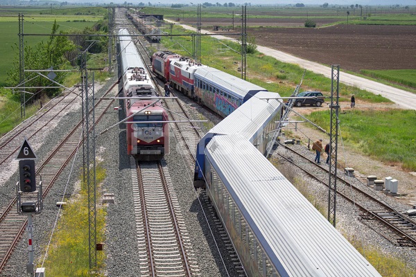ΤΑΛΑΙΠΩΡΙΑ ΑΠΟ ΕΚΤΡΟΧΙΑΣΜΟ ΒΑΓΟΝΙΩΝ ΣΤΑ ΠΑΛΑΙΟΦΑΡΣΑΛΑ
