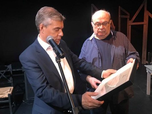 ΠΛΗΘΟΣ ΚΟΣΜΟΥ ΣΤΗΝ ΕΚΔΗΛΩΣΗ ΤΗΣ ΠΕΡΙΦΕΡΕΙΑΣ ΓΙΑ ΤΟ ΛΑΡΙΣΑΙΟ ΣΚΗΝΟΘΕΤΗ ΚΩΣΤΑ ΤΣΙΑΝΟ