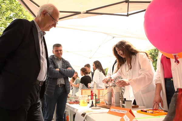 ΣΤΗ ΔΡΑΣΗ “ΣΧΟΛΕΙΟ ΑΝΟΙΚΤΟ ΣΤΗΝ ΚΟΙΝΩΝΙΑ” Ο ΔΗΜΑΡΧΟΣ ΑΠ. ΚΑΛΟΓΙΑΝΝΗΣ