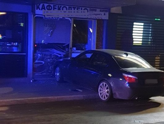 “ΤΡΕΛΟ” ΙΧ “ΜΠΗΚΕ ΓΙΑ ΚΑΦΕ” ΣΕ ΚΑΦΕΚΟΠΤΕΙΟ ΣΤΗ ΛΑΡΙΣΑ!!! (ΦΩΤΟ)