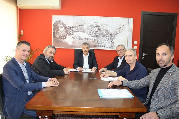 ΚΑΤΑΣΚΕΥΑΖΕΙ ΠΕΖΟΔΡΟΜΙΟ ΚΑΙ  ΣΥΝΤΗΡΕΙ ΤΟΝ ΗΛΕΚΤΡΟΦΩΤΙΣΜΟ ΣΤΗΝ Τ.Κ. ΔΕΝΔΡΩΝ ΤΥΡΝΑΒΟΥ Η ΠΕΡΙΦΕΡΕΙΑ