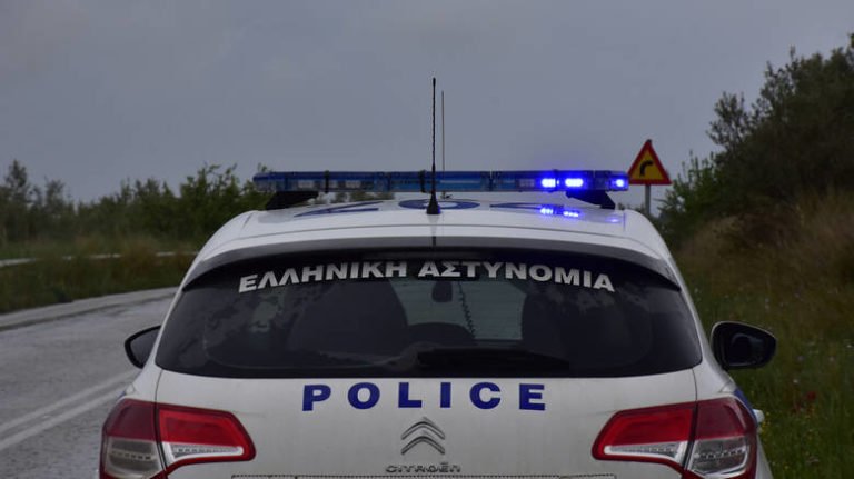 ΤΡΑΓΩΔΙΑ: 35ΧΡΟΝΟΣ ΒΡΕΘΗΚΕ ΝΕΚΡΟΣ ΜΕΣΑ ΣΕ ΑΥΤΟΚΙΝΗΤΟ ΣΤΟΝ ΤΥΡΝΑΒΟ