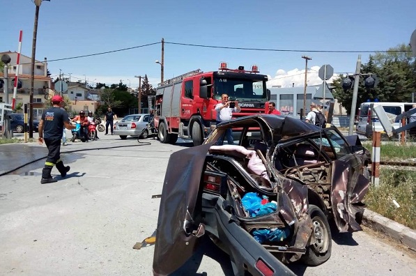 ΤΡΕΝΟ ΠΑΡΕΣΥΡΕ ΚΑΙ ΔΙΕΛΥΣΕ ΙΧ ΣΤΗ ΛΑΡΙΣΑ (ΦΩΤΟ)