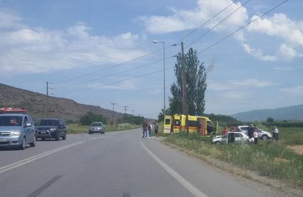 ΤΡΟΧΑΙΟ ΓΙΑ 4ΜΕΛΗ ΟΙΚΟΓΕΝΕΙΑ ΣΤΟ ΔΡΟΜΟ ΛΑΡΙΣΑΣ-ΑΓΙΑΣ (ΦΩΤΟ)