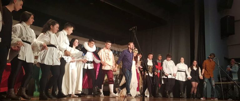 ΣΠΟΥΔΑΙΑ ΘΕΑΤΡΙΚΗ ΠΑΡΑΣΤΑΣΗ ΑΠΟ ΤΟΥΣ ΜΑΘΗΤΕΣ ΤΟΥ ΕΠΑΛ ΤΥΡΝΑΒΟΥ