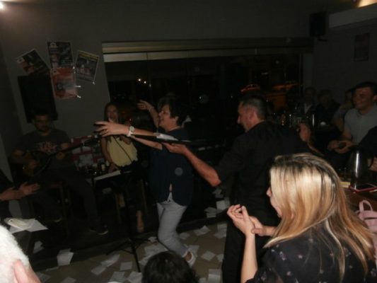 ΓΛΕΝΤΙ ΜΕΧΡΙ ΤΕΛΙΚΗΣ ΠΤΩΣΕΩΣ ΣΤΟ ΑΠΟΧΑΙΡΕΤΗΣΤΗΡΙΟ LIVE ΤΟΥ PLELUDIO CAFÉ (ΦΩΤΟ)
