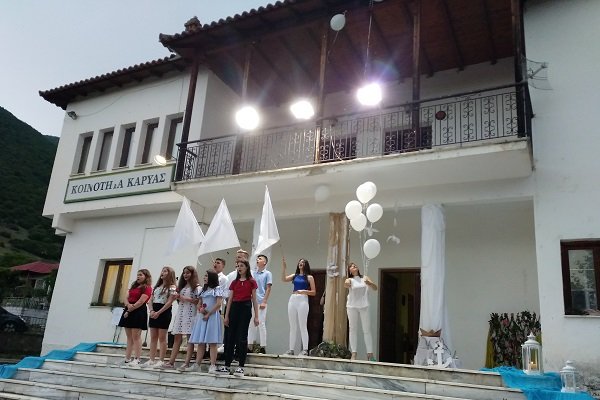 ΜΕ ΣΥΓΚΙΝΗΣΗ ΚΑΙ ΠΟΛΛΕΣ ΕΚΠΛΗΞΕΙΣ Η ΤΕΛΕΤΗ ΑΠΟΦΟΙΤΗΣΗΣ ΣΤΟ ΓΥΜΝΑΣΙΟ ΚΑΡΥΑΣ