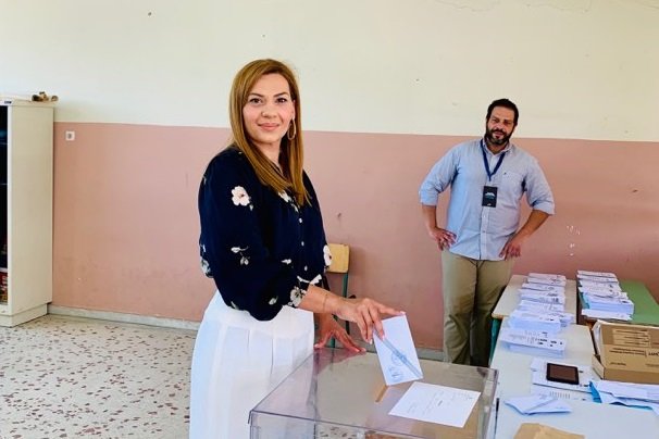 ΣΤΕΛΛΑ ΜΠΙΖΙΟΥ: ΟΙ ΕΛΛΗΝΕΣ ΥΠΕΥΘΥΝΑ ΚΑΙ ΣΥΝΕΙΔΗΤΑ ΠΑΙΡΝΟΥΝ ΤΗΝ ΕΛΛΑΔΑ ΣΤΑ ΧΕΡΙΑ ΤΟΥΣ