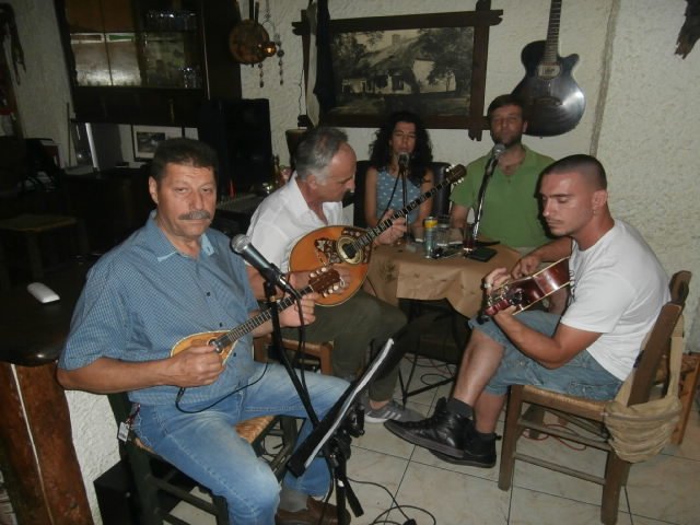 ΤΡΑΓΟΥΔΙ ΚΑΙ ΧΟΡΟΣ ΣΤΟ ΑΠΟΧΑΙΡΕΤΙΣΤΗΡΙΟ LIVE ΤΗΣ ΡΕΜΠΕΤΟΠΑΡΕΑΣ ΤΟΥ ΚΑΠΗΛΕΙΟΥ (ΦΩΤΟ)