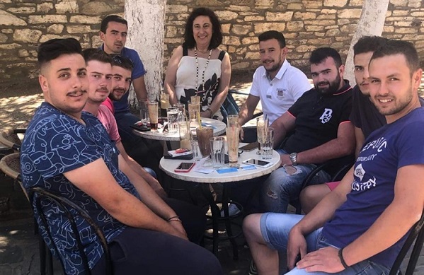 ΣΤΟ ΛΙΒΑΔΙ ΜΕ ΝΕΟΥΣ ΚΤΗΝΟΤΡΟΦΟΥΣ Η ΕΛΕΝΗ ΑΞΙΟΓΛΟΥ