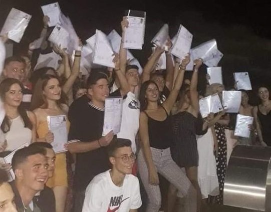 ΟΜΟΡΦΗ ΤΕΛΕΤΗ ΑΠΟΦΟΙΤΗΣΗΣ ΓΙΑ ΤΟΥΣ ΜΑΘΗΤΕΣ ΤΟΥ ΓΕΛ ΤΥΡΝΑΒΟΥ